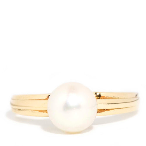 Phoebe 1970s Pearl Reeded Solitaire Ring 9K Yellow Gold